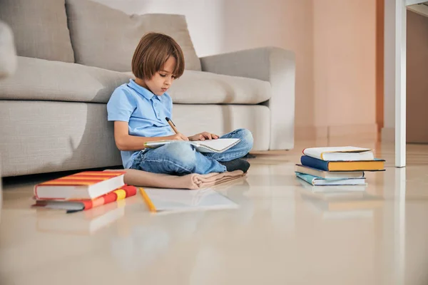 Kalm kind op zoek geconcentreerd op het doen van huishoudelijke taken — Stockfoto