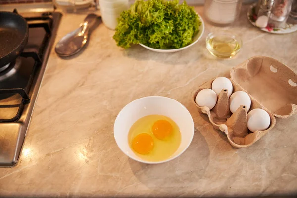 Branco e gema de ovo de ovos em um prato — Fotografia de Stock
