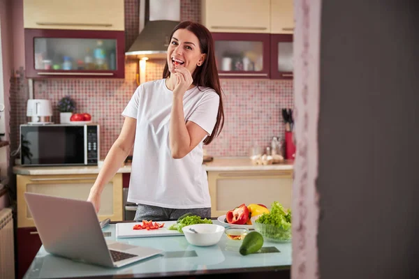 Deilig kvinnelig smak av pepper – stockfoto