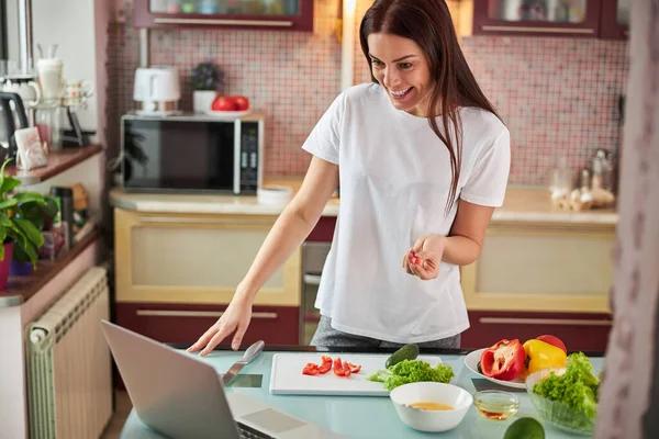 Femme au foyer suivant les instructions de cuisson sur Internet — Photo