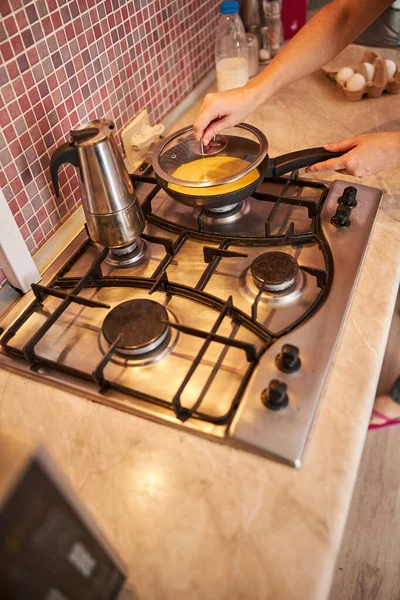 Жінка кладе кришку каструлі на сковороду — стокове фото