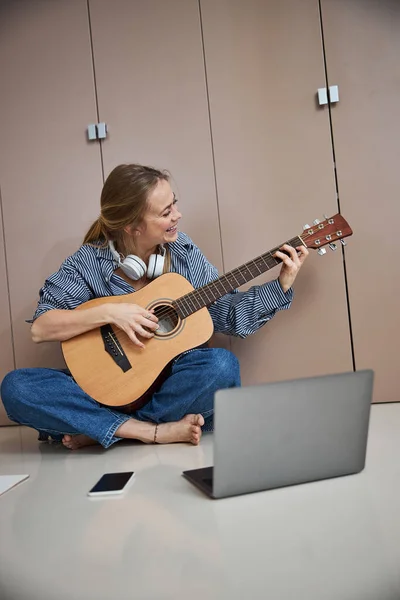 Joyful músico feminino tocando guitarra em casa — Fotografia de Stock