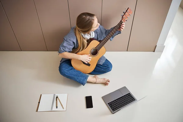 Jovem talentosa tocando guitarra em casa — Fotografia de Stock