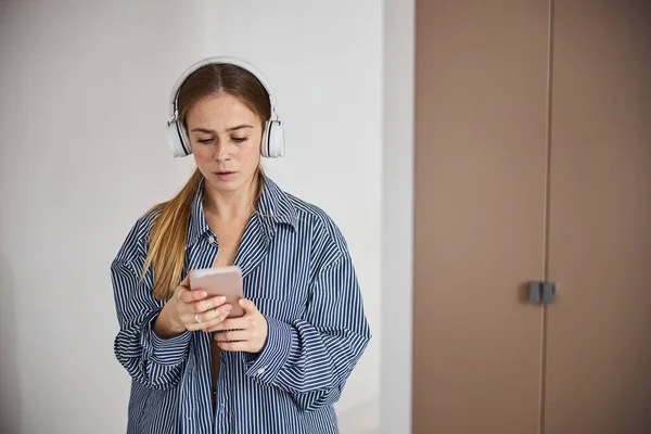 Bella giovane donna che utilizza il telefono cellulare a casa — Foto Stock