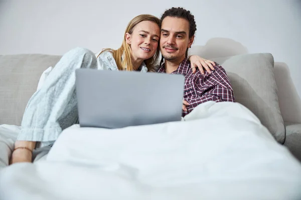 漂亮的年轻夫妇在家里用笔记本电脑 — 图库照片