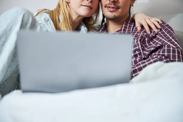 Feliz jovem casal assistindo filme juntos no laptop — Fotografia de Stock