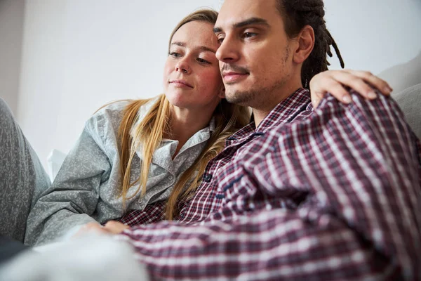 Belo jovem casal abraçando na cama em casa — Fotografia de Stock