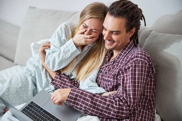 Casal alegre assistindo filme juntos no laptop — Fotografia de Stock
