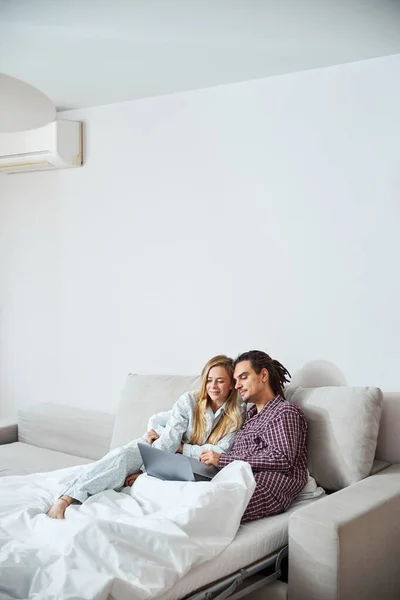 Vackra glada par med hjälp av modern bärbar dator hemma — Stockfoto