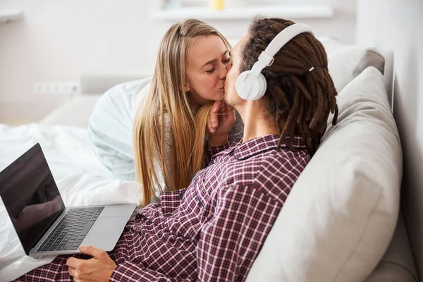 Belo casal feliz beijando no quarto em casa — Fotografia de Stock