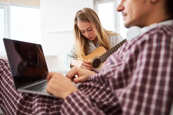 Jovem encantadora com guitarra passando tempo com namorado — Fotografia de Stock