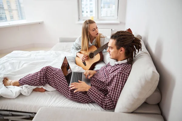 Glückliches junges Paar verbringt Zeit gemeinsam zu Hause — Stockfoto