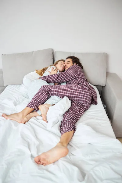 年轻貌美的夫妻在家里睡觉和拥抱 — 图库照片