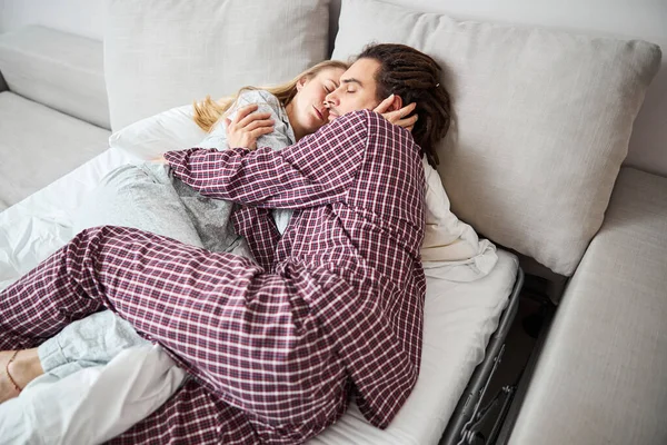幸せな愛情カップル睡眠と手コキでベッド — ストック写真