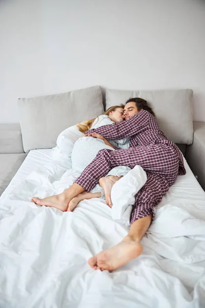 美しいですカップルで愛抱っことベッドで寝て — ストック写真