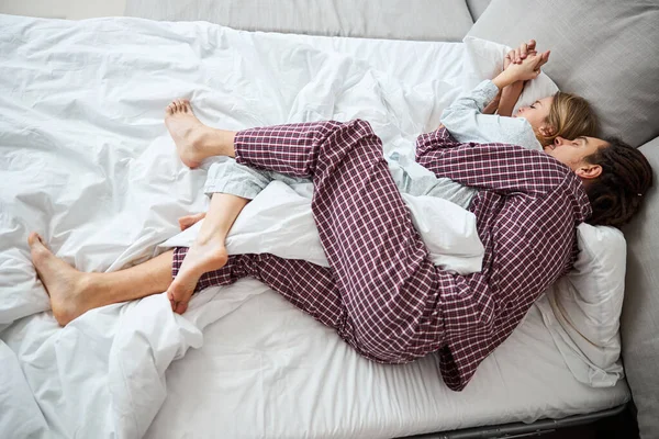 Mooi paar in liefde slapen samen in bed — Stockfoto