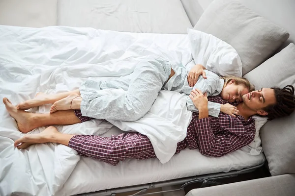 恋爱中的年轻夫妇睡在床上 — 图库照片