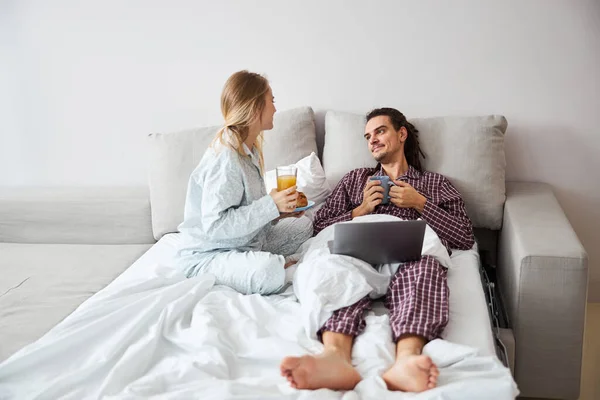 Vackra par som älskar att äta frukost i sängen — Stockfoto