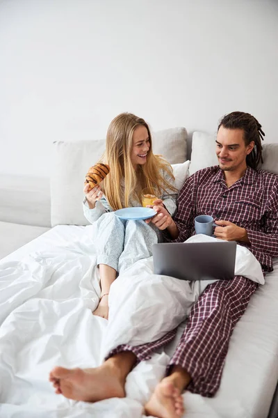 Feliz casal apaixonado tomando café da manhã na cama — Fotografia de Stock