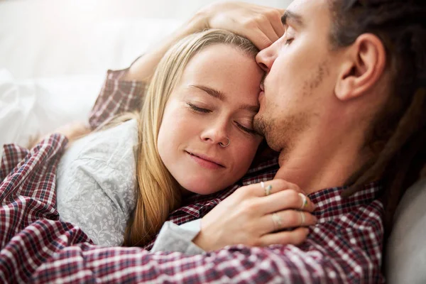 Vacker ung kvinna sover i pojkvän armar — Stockfoto