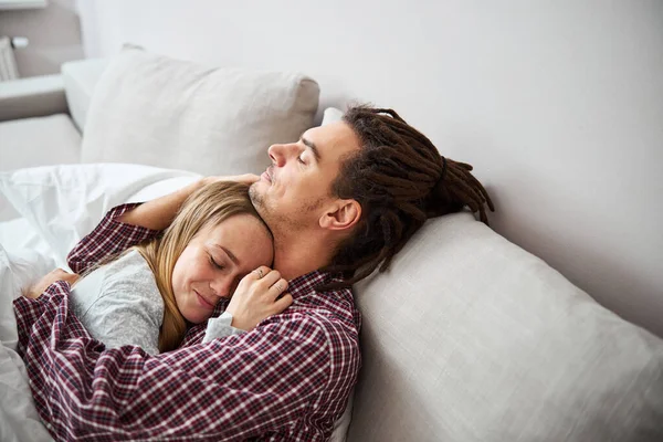 Feliz casal jovem abraçando e dormindo em casa — Fotografia de Stock