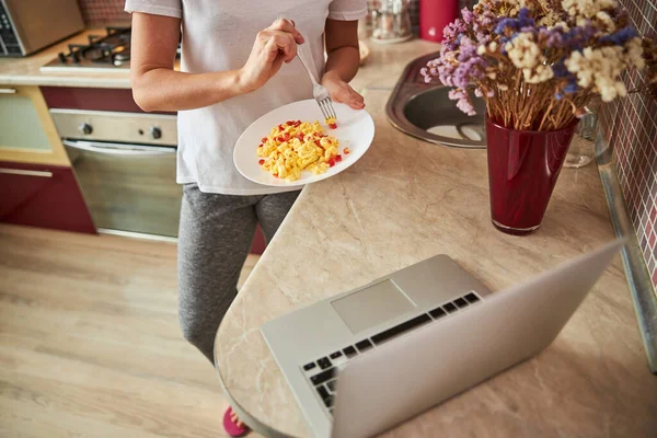 Dame adulte piquant une omelette avec une fourchette — Photo