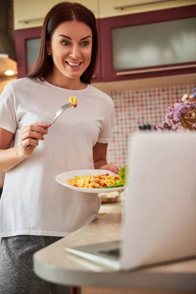 Sjokkert husmor leser overraskende nyheter på nettet – stockfoto