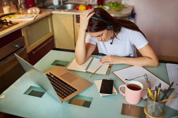 Empleada que cae en la desesperación por su tarea — Foto de Stock