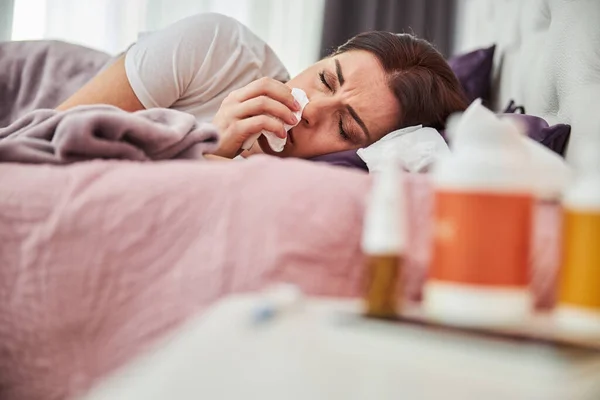 Persoon die lijdt aan een virus in haar bed — Stockfoto