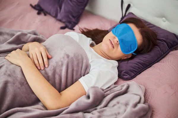 Vrouw slaapt in een oogmasker. — Stockfoto