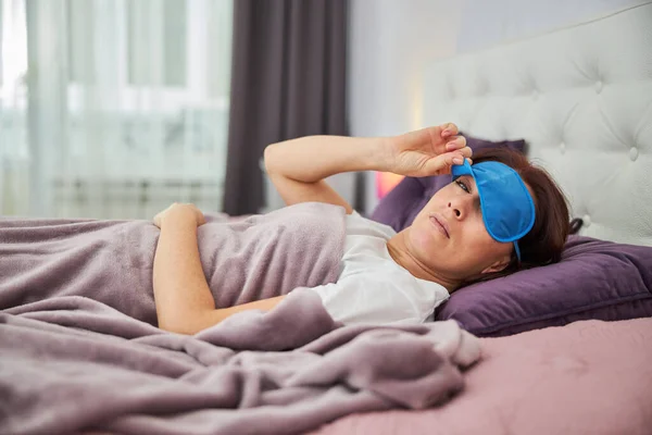 Slapende vrouw wakker uit een dutje — Stockfoto