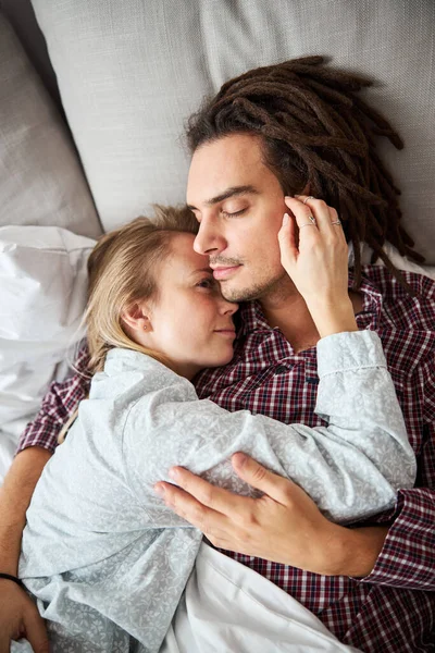 Bella giovane coppia dormire e coccole a letto — Foto Stock