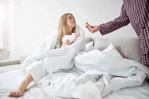 Namorado amoroso dando spray nasal para namorada com gripe — Fotografia de Stock