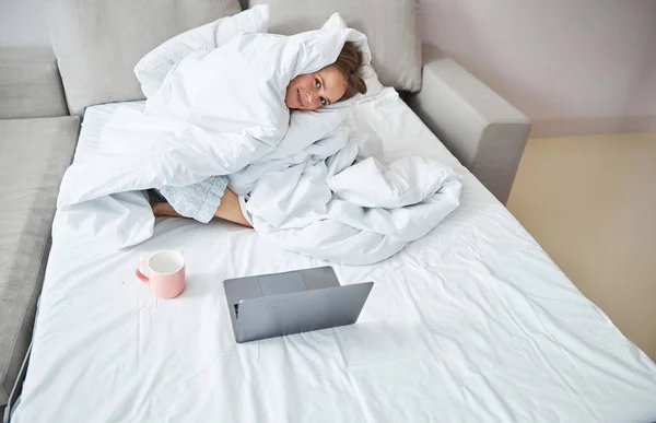 Affascinante giovane donna che utilizza il computer portatile a casa — Foto Stock