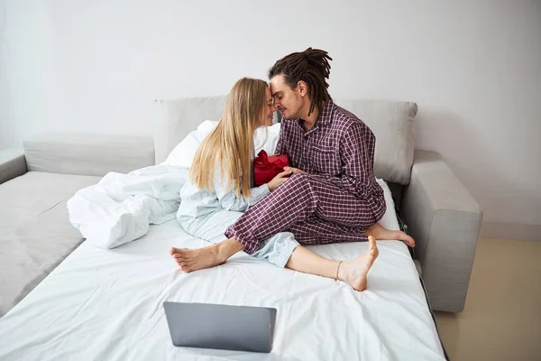 Belo jovem casal tocando testa no quarto — Fotografia de Stock