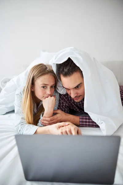 Casal jovem bonita usando casa laptop moderno — Fotografia de Stock