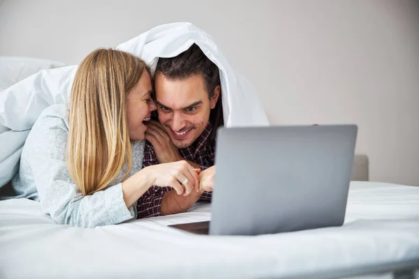 Feliz jovem casal assistindo filme juntos no notebook — Fotografia de Stock