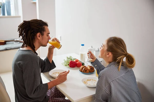 年轻漂亮的夫妇在家里吃早餐 — 图库照片