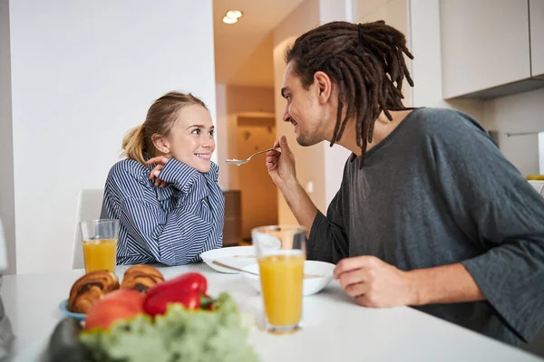 恋爱中的年轻夫妇在家里享用早餐 — 图库照片