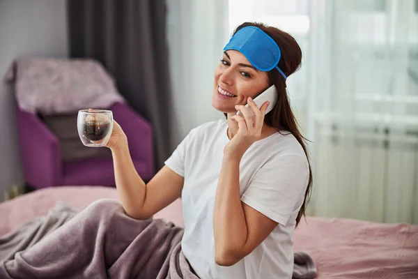 Femmina sta chiamando il suo amico da letto — Foto Stock