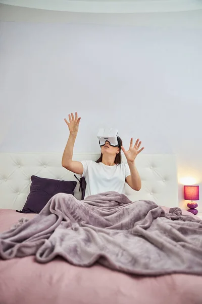 Persoon in augmented reality headset die een virtueel object aanraakt — Stockfoto