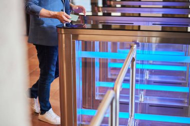 Otel sakini binaya girmek için elektronik anahtar kullanıyor.