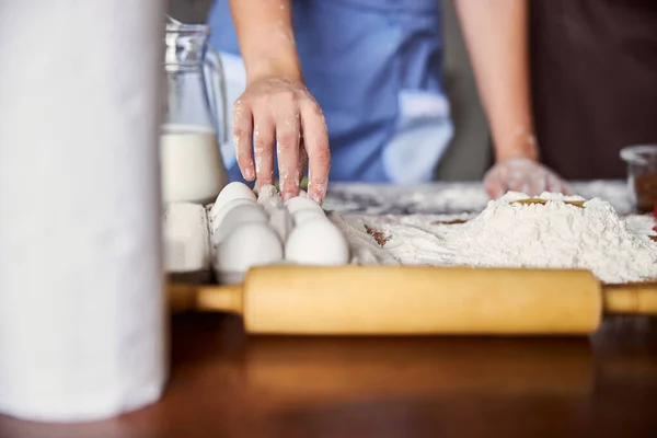Кухарська рука бере яйце з коробки — стокове фото