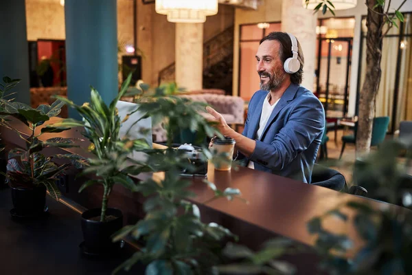 Expressive gentleman in the middle of a video-call — Zdjęcie stockowe