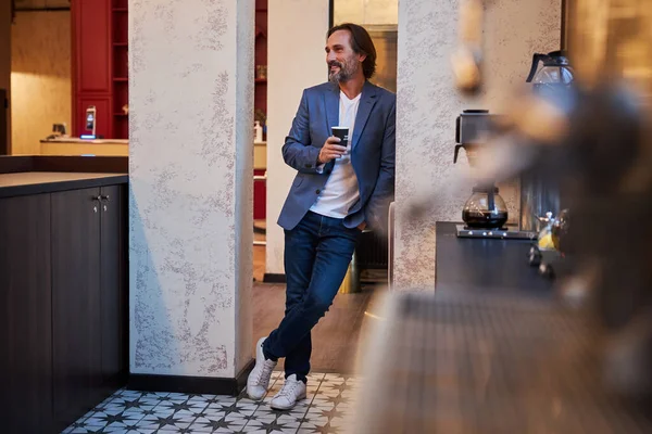 Entspannter bärtiger Mann bei einer kleinen Kaffeepause — Stockfoto