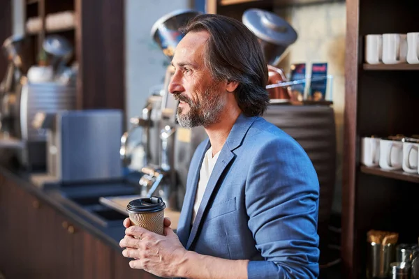 Atractivo caballero tomando café en el bar del hotel — Foto de Stock