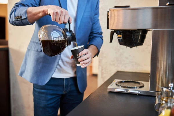 Inget går upp mot en kopp nybryggt kaffe — Stockfoto