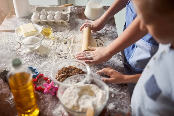 Persona que despliega masa preparada en la superficie de la mesa —  Fotos de Stock