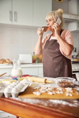 Büyükannemin çay içerken telefonla konuşmasına sevindim.