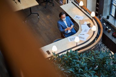 Kamu alanında çalışırken maske takan sorumlu vatandaş